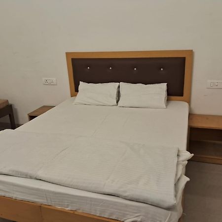 Hotel Rk Lawns Gonda Esterno foto